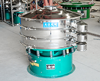 旋振篩多采用立式振動(dòng)電機(jī)作為激振來(lái)源，利用偏心塊的夾角的不同實(shí)現(xiàn)物料在篩網(wǎng)上運(yùn)動(dòng)的軌跡調(diào)整。